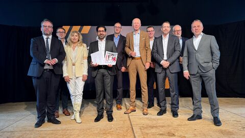 Mehrere Personen stehen auf einer Bühne