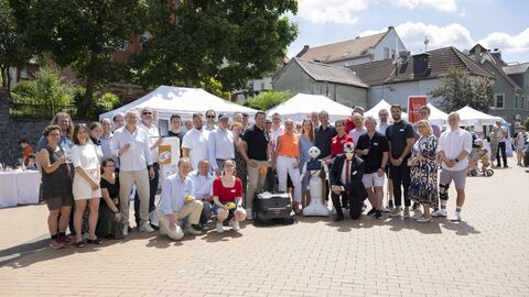 Gruppenbild der Aussteller der KI-Tour mit der Hessischen Digitalministerin und Moderator  Willi Weitzel