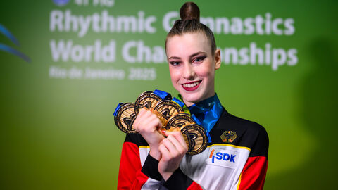 Darja Varfolomeev  Frau hält fünf Goldmedaillen in den Händen