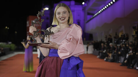Schauspielerin Luna Wedler auf dem roten Teppich in Venedig. Schauspielerin Luna Wedler auf dem roten Teppich in Venedig.