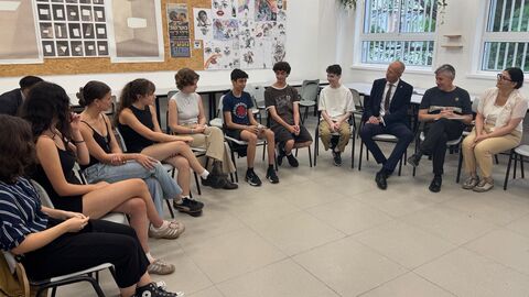 Schwarz besucht Israel für Schulpartnerschaften und Völkerverständigung Minister Schwarz mit Schülern in einem Stuhlkreis
