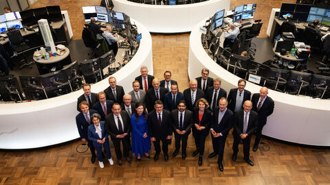 Finanzplatzkabinett  Blick in einen Raum, in dem die Mitglieder des Finanzplatzkabinetts zum Gruppenfoto zusammenstehen.