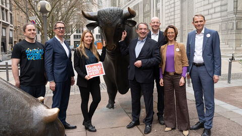 Gemeinsam eröffneten sie die Plattform "Finanzen erleben in Frankfurt" bei der Bell Ringing Ceremony in der Börse Frankfurt.